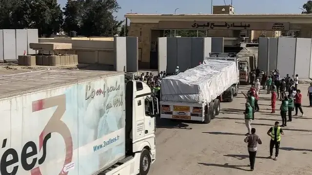 تضارب في أعداد شاحنات المساعدات الداخلة إلى غزة