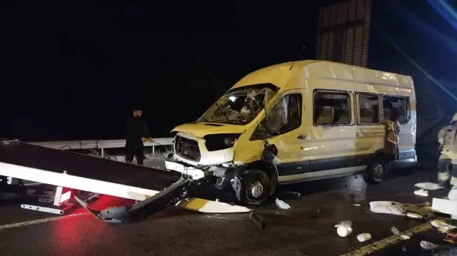 Devrilen minibüsün çekici yardımıyla kaldırılmasıyla beraber trafik akışı yeniden normale döndü.