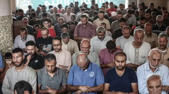 بعد انقطاع شهور.. صلاة الجمعة بغزة على أنقاض مساجد دمرها الاحتلال الإسرائيلي