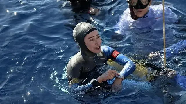Turkish diver Sahika Ercumen sets new world record for Gaza
