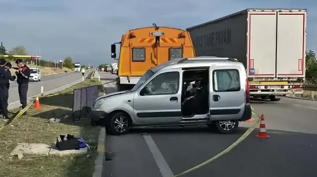 Amasya'nın Gümüşhacıköy ilçesinde kamyonla çarpışan hafif ticari araçtaki 4 kişi öldü, 2 kişi yaralandı.