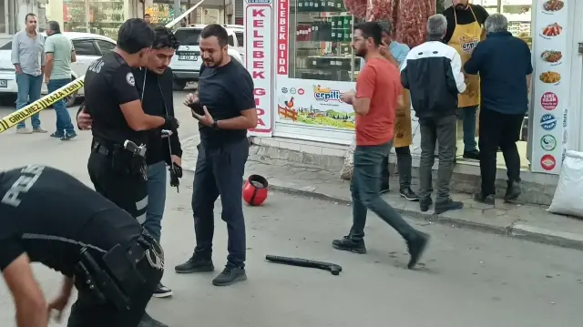 Polis, olay yerinden kaçarken kaskını ve tüfeğini düşüren şüpheliyi yakalamak için çalışma başlattı.
