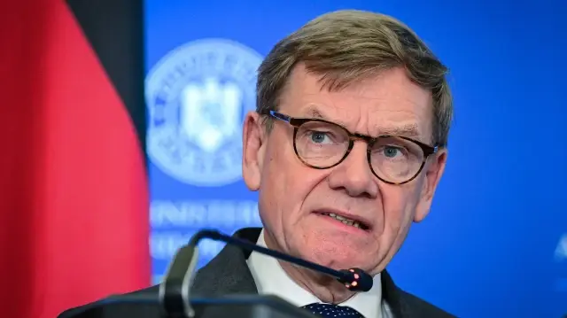 Le ministre allemand des Affaires étrangères Johann Wadephul lors d'une conférence de presse au ministère roumain des Affaires étrangères à Bucarest, en Roumanie, le 14 octobre 2025.