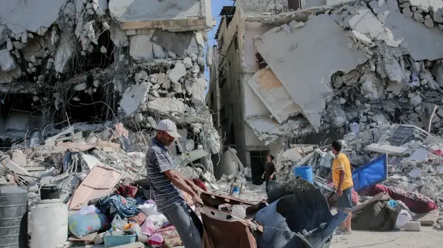 Des familles retournent à Khan Yunis, dans le sud de Gaza, le 16 octobre 2025, pour constater l'étendue des dégâts dans la ville et récupérer leurs biens après le retrait progressif d'Israël.
