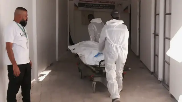 بجثامين أعادها الاحتلال الإسرائيلي.. عائلات غزة تبحث عن ملامح أبنائها