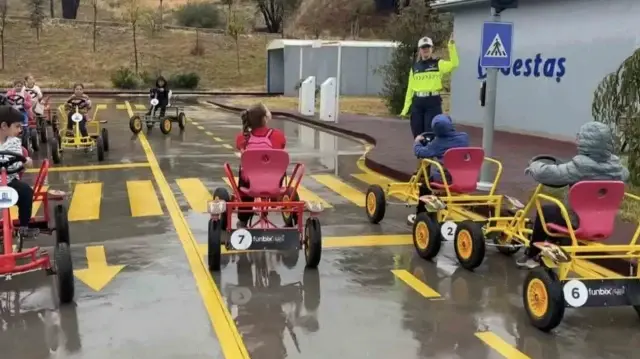 ÇANAKKALE’DE JANDARMA EKİPLERİ, KARAKAYA İLKOKULU ÖĞRENCİLERİ GENEL TRAFİK KURALLARI HAKKINDA BİLGİLENDİRDİ.