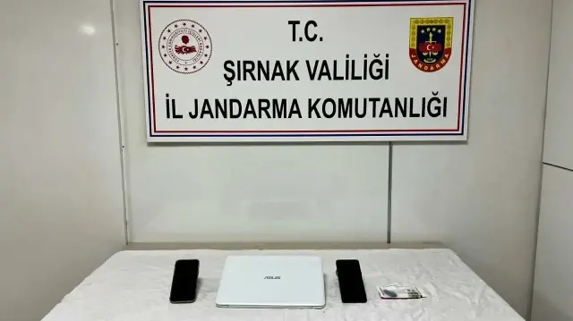 ŞIRNAK'IN SİLOPİ İLÇESİNDE, CUMHURİYET BAŞSAVCISININ ADINI KULLANARAK BİR ŞÜPHELİDEN DOSYA KAPATMA VAADİYLE 5 BİN DOLAR ALDIKLARI İDDİA EDİLEN İKİ POLİS MEMURU TUTUKLANDI.