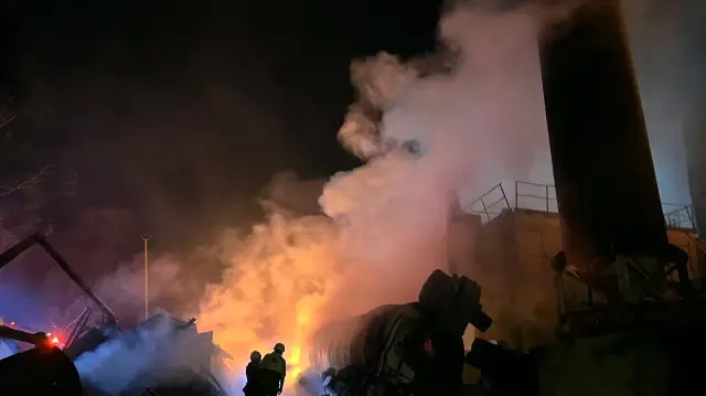 Les pompiers arrivent sur place pour éteindre les incendies qui ont ravagé un complexe de fabrication de ciment à la suite d'une série de frappes aériennes israéliennes, dans le village d'Ansar, près de Doueir, dans le sud du Liban, le 16 octobre 2025.