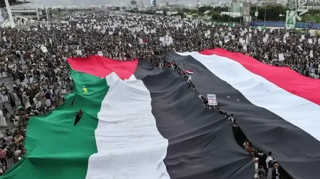 صنعاء.. مئات الآلاف يتظاهرون نصرة لفلسطين بذكرى اغتيال السنوار