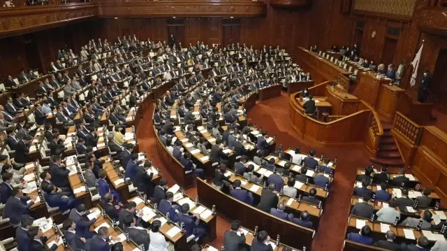Après la démission de Shigeru Ishiba, la dirigeante du PLD Sanae Takaichi cherche à former une coalition pour obtenir la majorité parlementaire et devenir la première femme cheffe du gouvernement japonais.