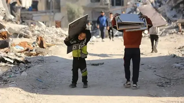 أطفال في إسطنبول يبيعون ألعابهم وكتبهم لدعم أقرانهم بغزة
