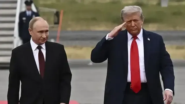 Le président américain Donald Trump et le président russe Vladimir Poutine se rencontrent dans le cadre d’un entretien bilatéral.