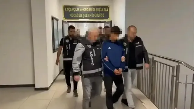 Emniyetteki işlemlerinin ardından adliyeye sevk edilen şüpheliler, çıkarıldıkları mahkeme tarafından tutuklandı.