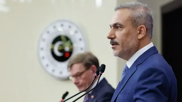 Le ministre turc des Affaires étrangères, Hakan Fidan (à droite), et le ministre allemand des Affaires étrangères, Johann Wadephul (à gauche), tiennent une conférence de presse conjointe à l'issue de leur réunion au ministère turc des Affaires étrangères à Ankara, en Türkiye, le 17 octobre 2025.