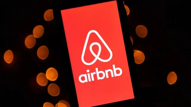 Cette illustration prise le 22 novembre 2019 montre le logo du service d'hébergement en ligne Airbnb affiché sur un smartphone à Paris.
