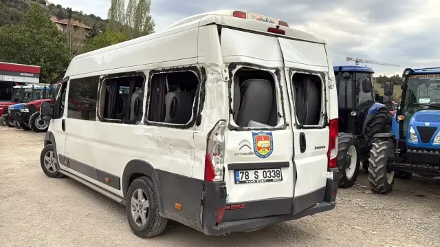 Sporcuları taşıyan minibüs TIR'la çarpıştı: 9 çocuk yaralandı.