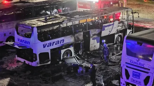 Çevredeki 2 otobüste de hasar oluştu.