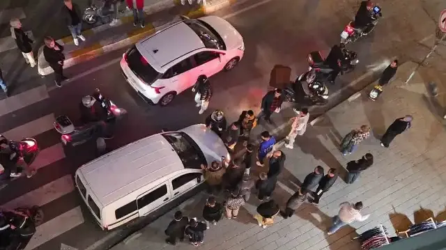 Kadın motorcuyu kaputuna sürükledi