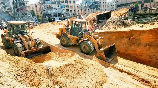 Filistinli yerel arama kurtarma ekipleri, Gazze'nin güneyindeki Han Yunus'ta kısıtlı imkanlara rağmen teslim edilecek İsrailli esir cesetlerine ulaşabilmek için yoğun çalışmalar yürütüyor.