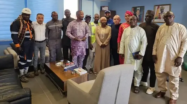 La Direction Générale d’Alport Conakry et le Comité de Gestion de l’USTG lors de leur première rencontre officielle, marquant le début d’un dialogue social constructif au sein de la communauté portuaire.