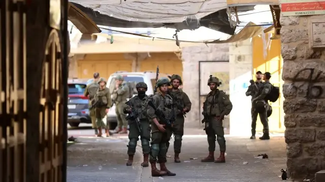 الاحتلال الإسرائيلي يعتقل فلسطينيين اثنين ويقتحم مناطق في الضفة