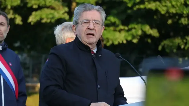 Le fondateur de La France Insoumise (LFI), Jean-Luc Mélenchon, prononce un discours, place de Stalingrad à Paris, ce mardi 6 mai 2025, pour dénoncer la dissolution d'Urgence Palestine et la Jeune Garde.