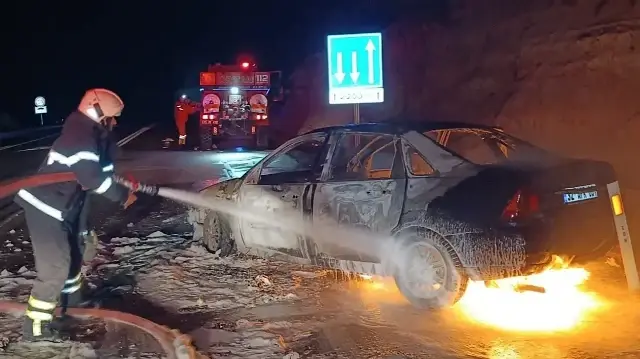 İtfaiye ekipleri araçta çıkan yangını söndürdü.