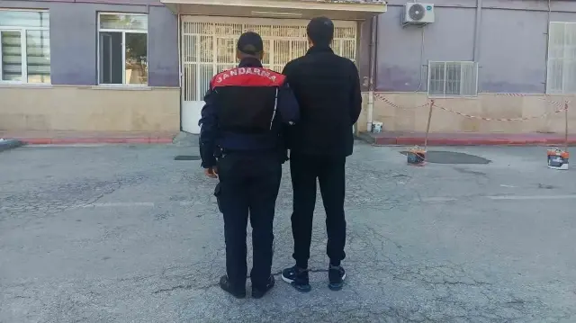 Farklı suçlardan 20 yıl hapis cezasıyla aranan şahsı jandarma yakaladı