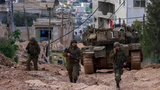 الاحتلال الإسرائيلي يفتح النار على مزارعين فلسطينيين وسط الضفة