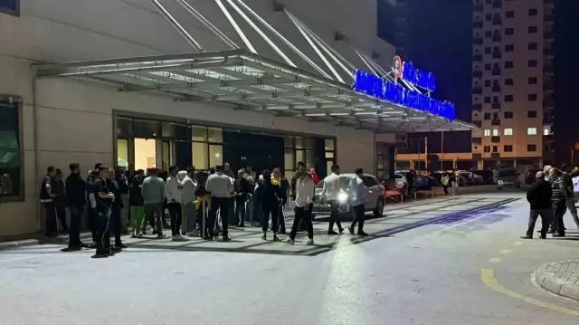 Polis ekipleri olay yerinde inceleme yaparken, kaçan yaşı küçük şüphelinin yakalanması için çalışma başlattı.