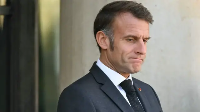 Le président français Emmanuel Macron attend l'arrivée de la Commission européenne avant une réunion à l'Élysée, à Paris, le 17 octobre 2025.