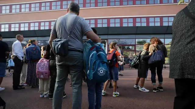 Des parents et des élèves arrivent pour la rentrée scolaire à l'école primaire Jean de la Fontaine à Issy-les-Moulineaux, au sud de Paris, le 2 septembre 2024.