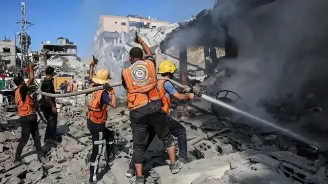 الدفاع المدني يقول إن الاحتلال ارتكب مجزرة بحق عائلة فلسطينية شرق غزة