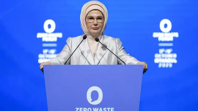 La Première dame de Türkiye et présidente du Conseil consultatif de haut niveau des Nations unies sur le zéro déchet, Emine Erdogan, prononce un discours lors du Forum international sur le zéro déchet organisé sous le thème "L'humain, l'espace, la transformation" à Istanbul, en Türkiye, le 17 octobre 2025.