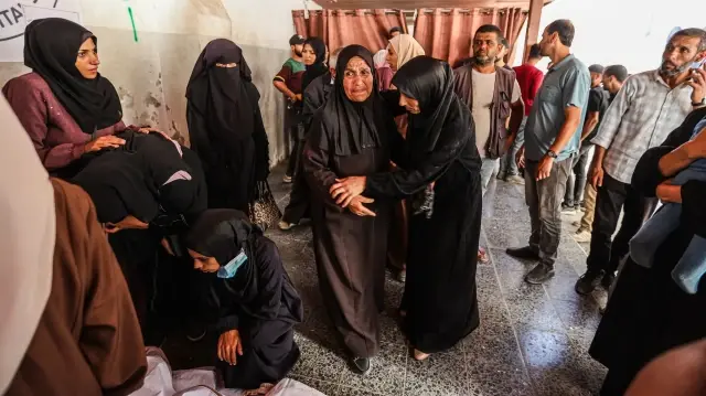 Les Palestiniens pleurent leurs proches après que les forces israéliennes ont pris pour cible un véhicule transportant des habitants qui retournaient inspecter leurs maisons dans le quartier de Zaytoun à la suite du cessez-le-feu dans la bande de Gaza le 18 octobre 2025.