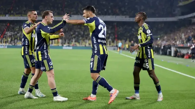 Fenerbahçeli futbolcuların gol sonrası yaşadığı sevinç.