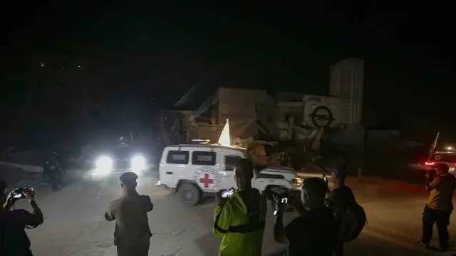 Dans un communiqué publié par les Forces de défense israéliennes (IDF), il a été indiqué que les équipes de la Croix-Rouge allaient récupérer les corps de deux autres otages israéliens auprès du Hamas.