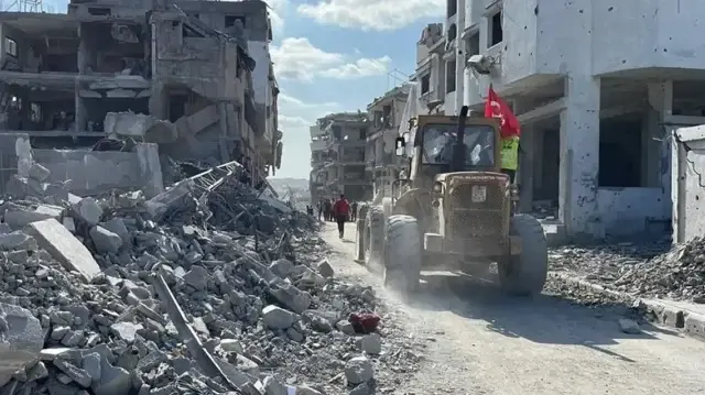 Turkish NGO begins cleanup, debris removal operations in Gaza