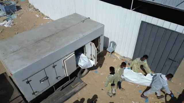 Des responsables du ministère de la Santé de Gaza réceptionnent les corps de 15 Palestiniens provenant d'Israël dans le cadre de l'accord de cessez-le-feu et d'échange de prisonniers à l'hôpital Nasser de Khan Yunis, à Gaza, le 19 octobre 2025. Les corps ont été remis par le Comité international de la Croix-Rouge (CICR).