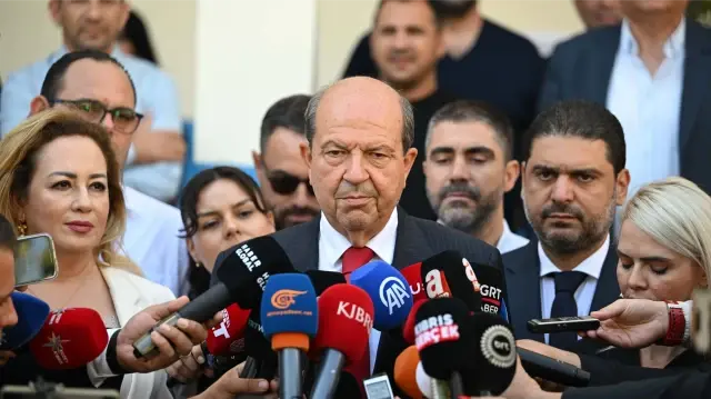 Le président de la République turque de Chypre du Nord (RTCN), Ersin Tatar, s'est exprimé devant les journalistes après avoir voté à l'école primaire Şehit Tuncer pour l'élection présidentielle.