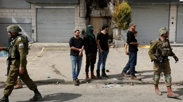 الضفة.. مستوطنون إسرائيليون يحرقون مركبات فلسطينية في بيت لحم
