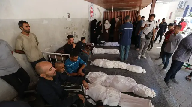 Les Palestiniens pleurent leurs proches après que les forces israéliennes ont pris pour cible un véhicule transportant des habitants qui retournaient inspecter leurs maisons dans le quartier de Zaytoun à la suite du cessez-le-feu dans la bande de Gaza le 18 octobre 2025.