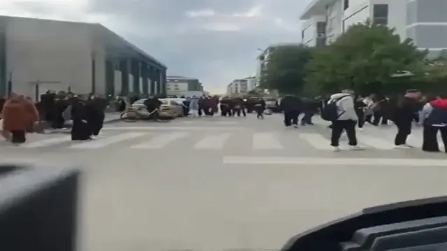 Öğrencilerin okuldan çıkış saatinde sokak aralarına giren bir motosiklet sürücüsü, ön tekerleğini kaldırarak öğrencilerin arasından hızla geçti.