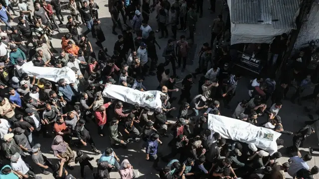 À Gaza, dans le cadre de l'échange d'otages réalisé après le cessez-le-feu, un enterrement a été organisé dans le camp de réfugiés de Bureyc, situé dans la partie centrale de la bande de Gaza, pour les 9 membres de la branche militaire du Hamas, les Brigades Kassam, remis par Israël. De nombreuses personnes ont assisté à la cérémonie.