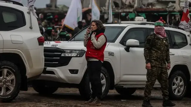 Kassam Tugayları, enkazdan çıkarılan İsrailli esirleri Kızılhaç’a verdi. (Foto: Arşiv)
