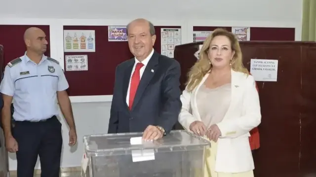 Kuzey Kıbrıs Türk Cumhuriyeti (KKTC) Cumhurbaşkanı ve bağımsız cumhurbaşkanı adayı Ersin Tatar, eşi Sibel Tatar ile oyunu, Lefkoşa Şehit Tuncer İlkokulu’nda 157 numaralı sandıkta kullandı.