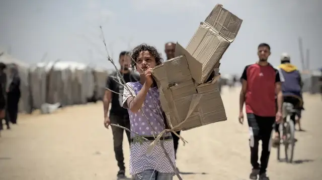 Il a été rapporté que les Palestiniens ont afflué vers le point de distribution contrôlé par la "Fondation d'aide humanitaire de Gaza" dans le sud de la bande de Gaza pour recevoir de l'aide lors du deuxième jour de distribution. Les Palestiniens sont rentrés chez eux avec le peu d'aide qu'ils ont pu obtenir.