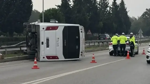 İzmir’de havalimanı personel servisi devrildi
