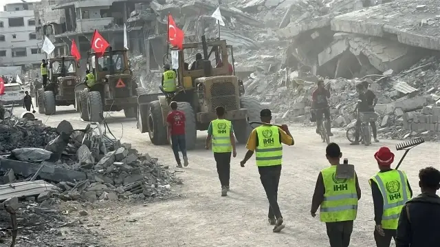 La Fondation d'aide humanitaire pour les droits et libertés de l'homme (IHH) a lancé des opérations de déblaiement et de nettoyage à Gaza, dévastée par les attaques israéliennes.