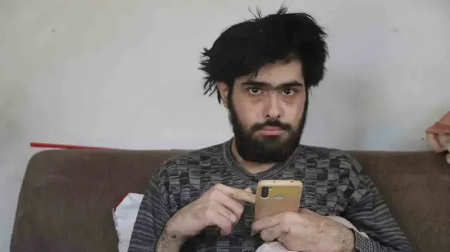 Hatay’da 3 yıla yakın süredir evden çıkmayarak sadece telefonla ve bilgisayarla oynayan 23 yaşındaki genç, sanal dünyaya bağımlı hale gelmişti